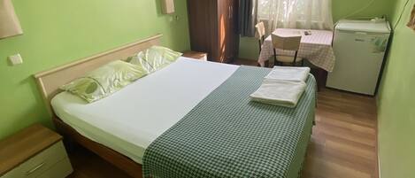 Minibar, free WiFi, bed sheets