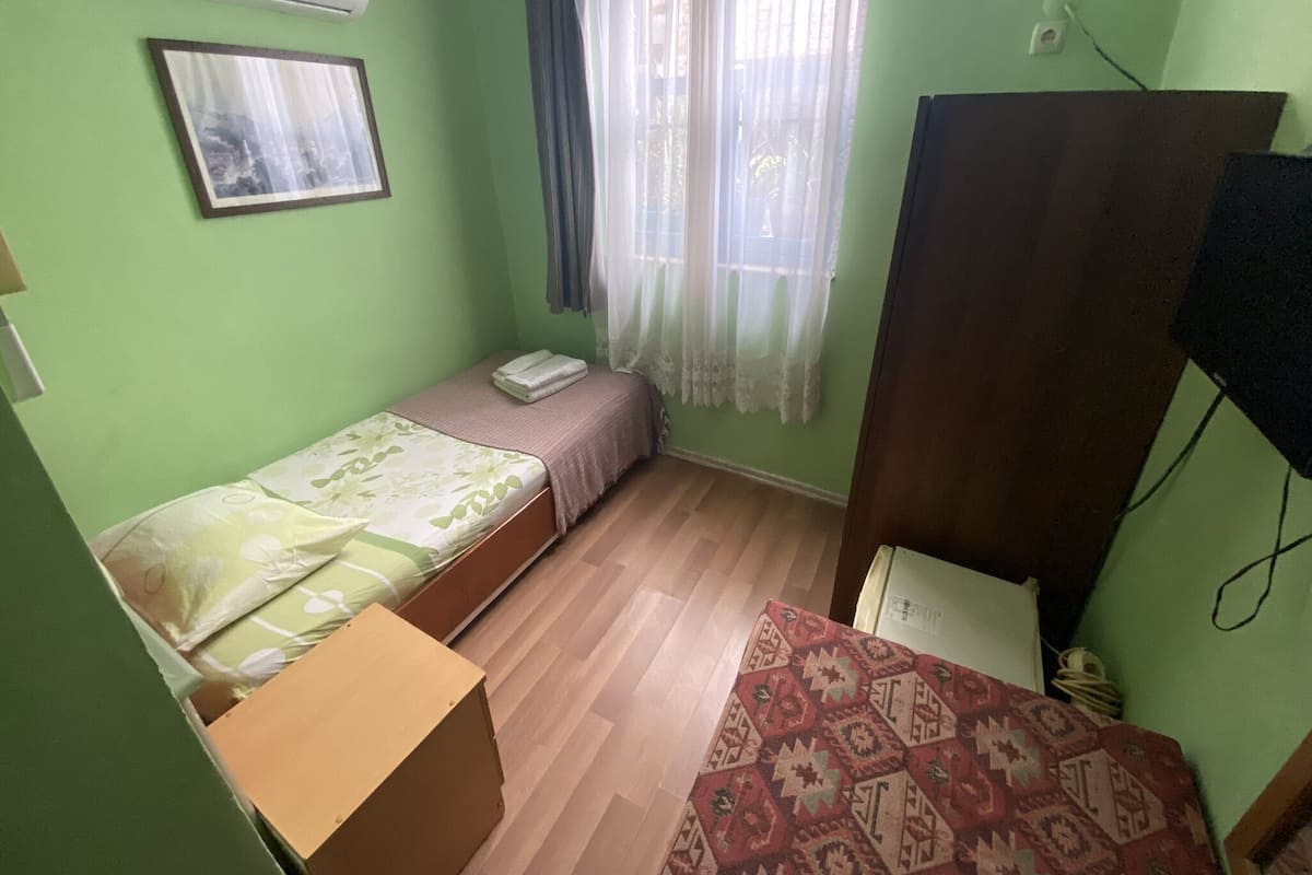Minibar, wifi gratis y ropa de cama