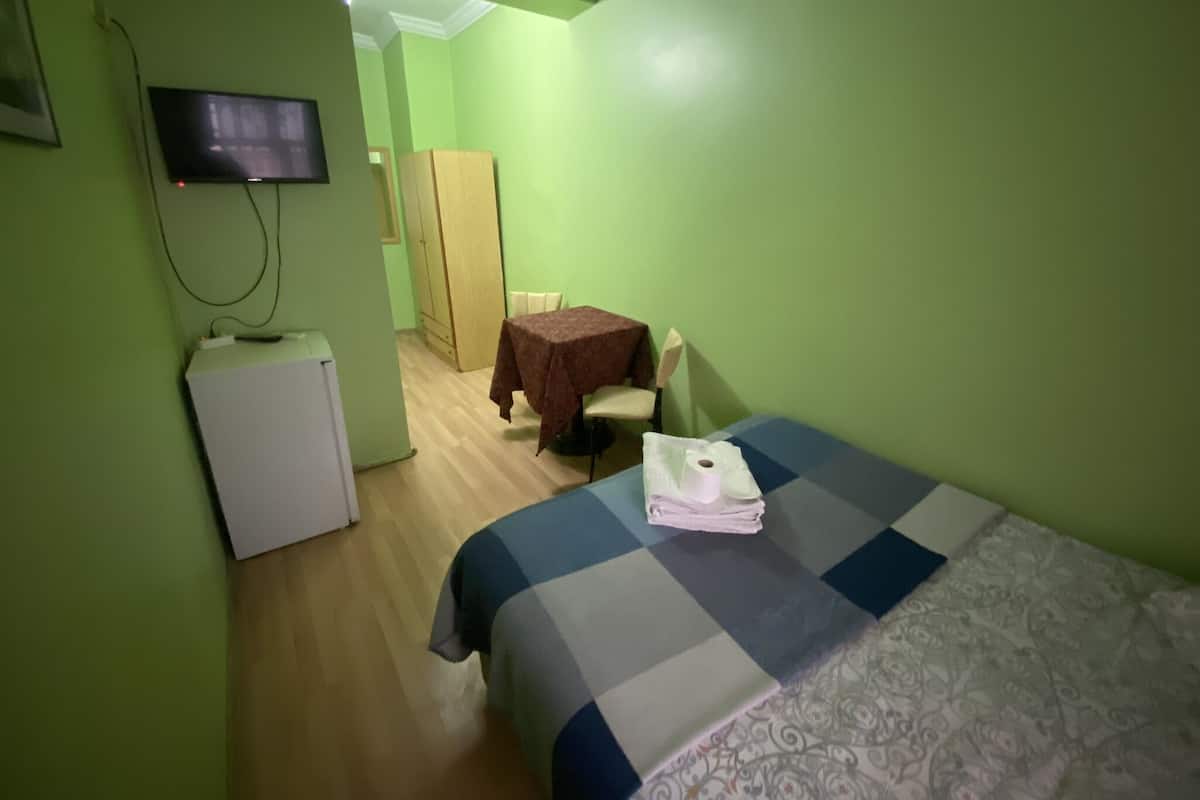 Minibar, wifi gratis y ropa de cama