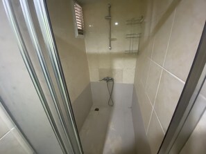 Appartement Standard | Salle de bain | Douche, séchoir à cheveux, pantoufles, serviettes fournies