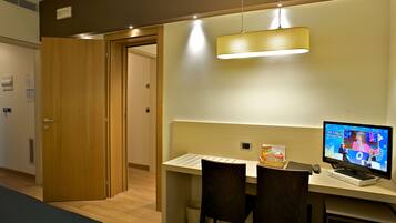 Minibar, Zimmersafe, Schreibtisch, laptopgeeigneter Arbeitsplatz