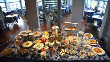 Free daily buffet breakfast