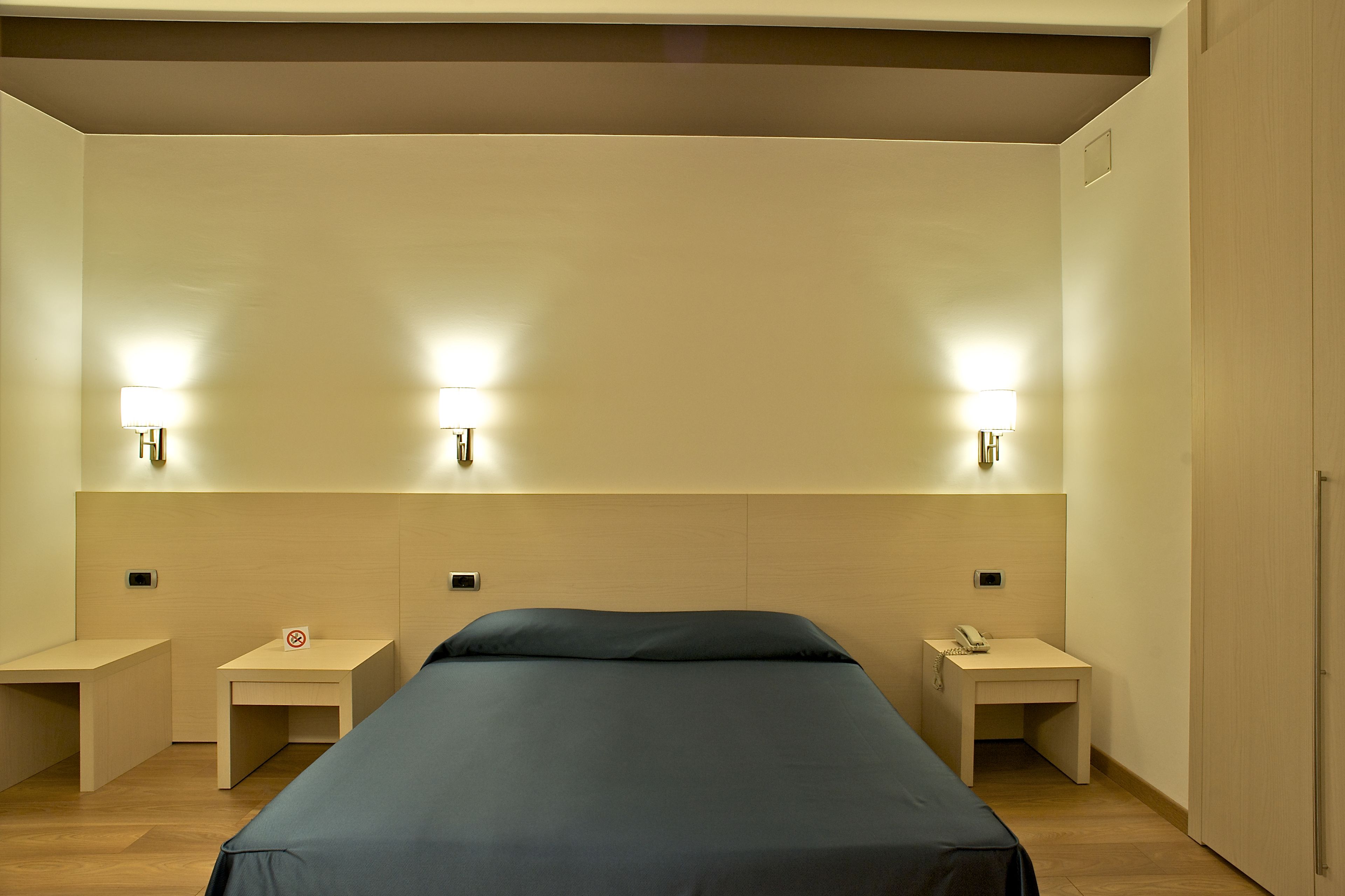 single room | minibar, in-room safe, desk, laptop workspace