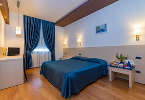 ميني بار وخزنة داخل الغرفة ومكتب ومساحة عمل للكمبيوتر المحمول