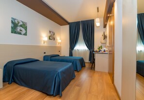 Habitació doble | Minibar, caixa forta a l'habitació i escriptori 