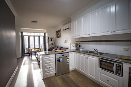 Refrigerador, microondas, cafetera/tetera, tostadora. Banyan Place