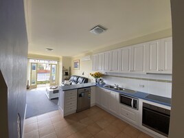 Refrigerador, microondas, cafetera/tetera, tostadora