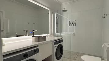 2 Bedroom Studio (Unit 6a) | Bathroom