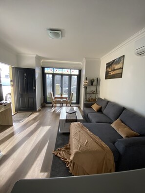 1 Bedroom Apartment  (Unit 6) | Living area | 42-inch Smart TV with digital channels, DVD player - Banyan Place (Warrnambool)