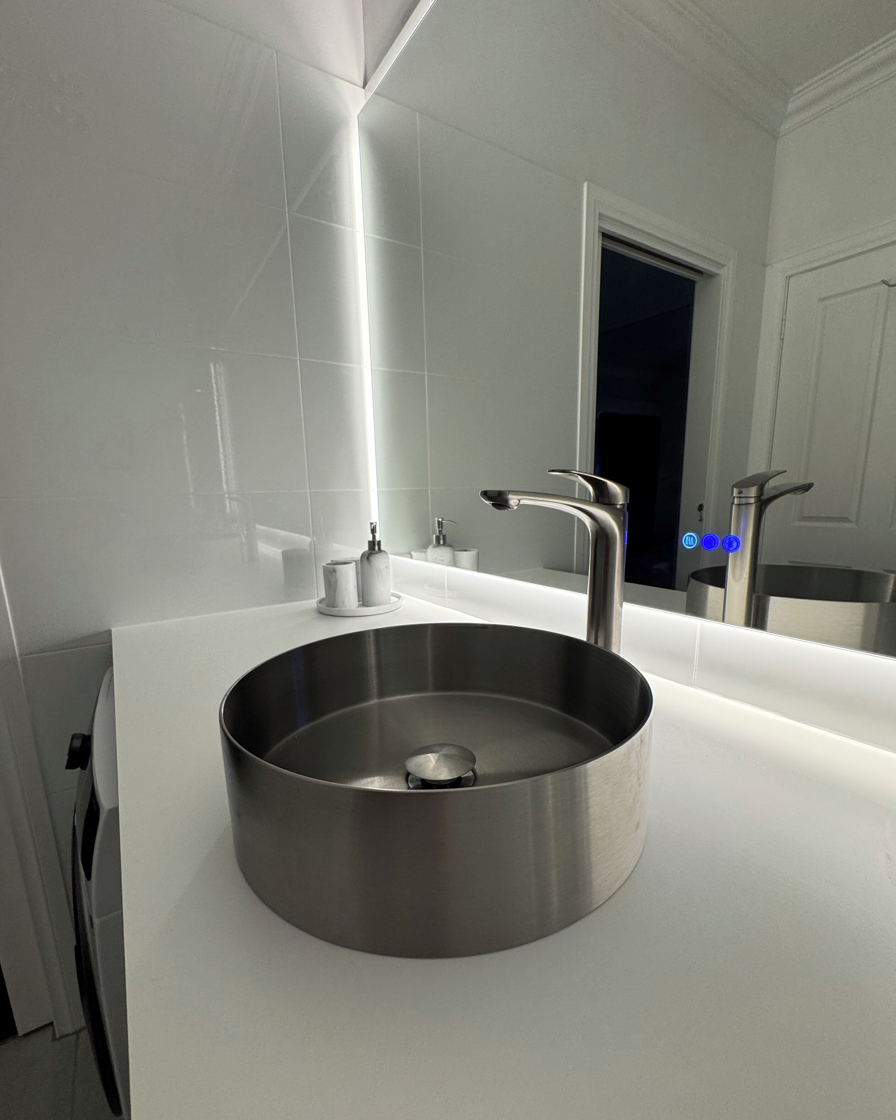 2 bedroom studio (unit 6a) | bathroom | free toiletries, hair dryer, towels