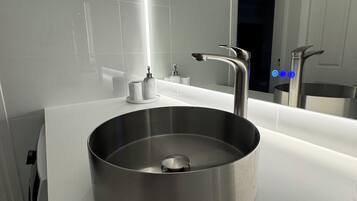 商务开间, 2 间卧室, 无烟房, 阳台 (Unit 6a) | 浴室 | 免费洗浴用品、吹风机、毛巾