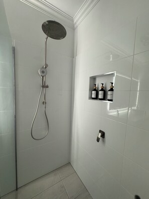 Estudio empresarial, 2 habitaciones, para no fumadores, balcón (Unit 6a) | Baño | Amenidades de baño gratuitas, secadora de cabello, toallas 