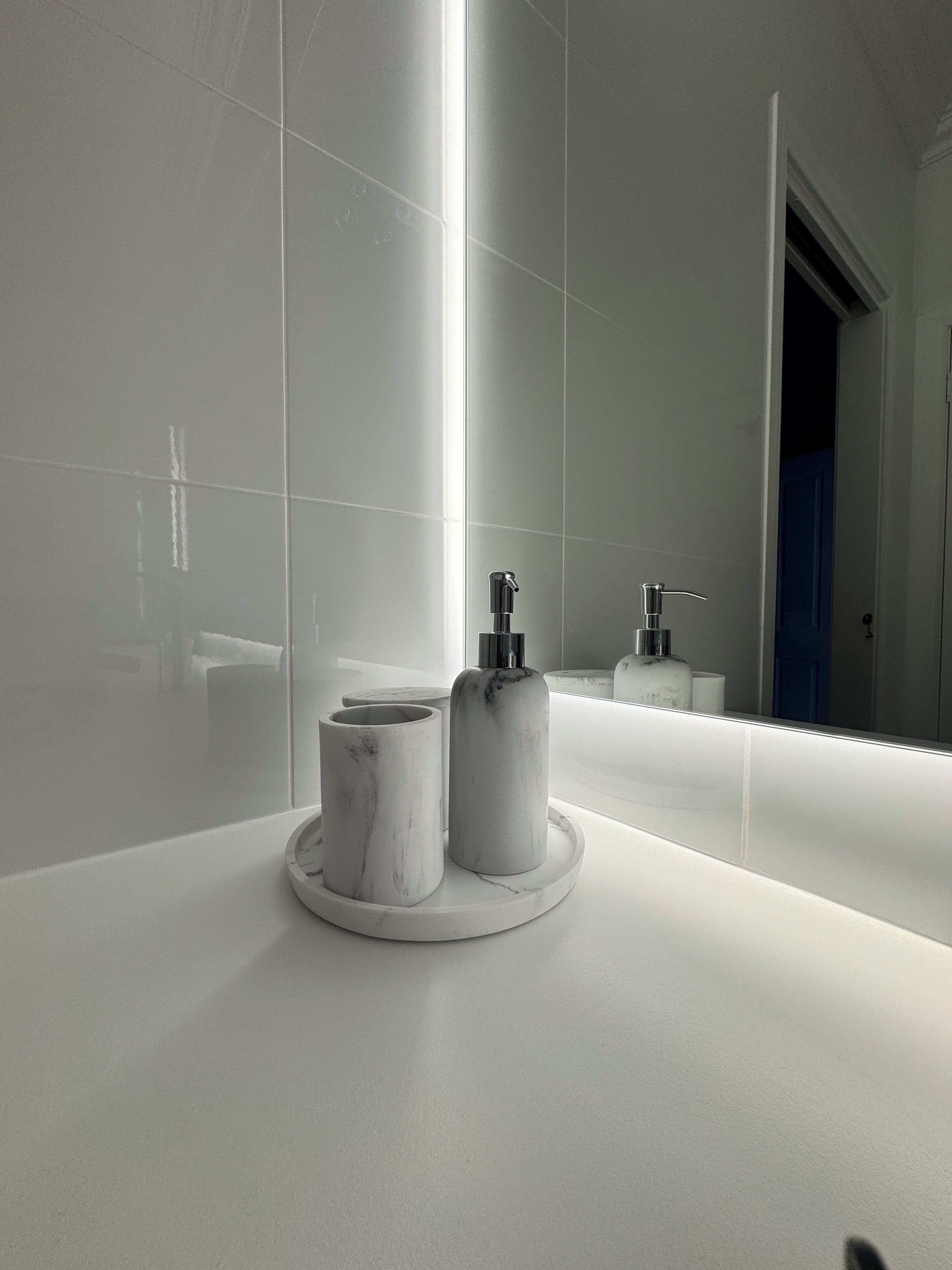 2 bedroom studio (unit 6a) | bathroom | free toiletries, hair dryer, towels