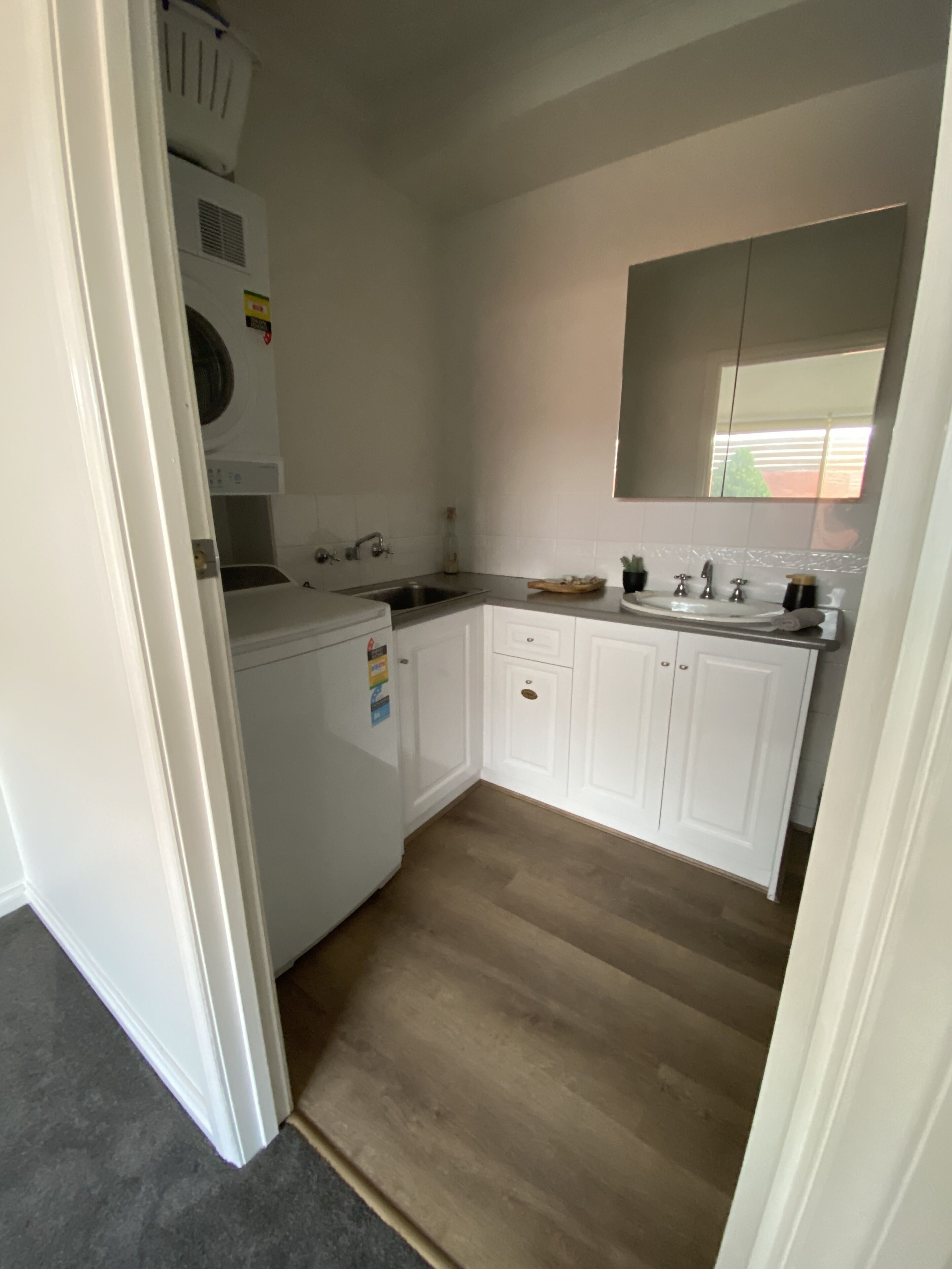 1 bedroom apartment  (unit 6) | bathroom | free toiletries, hair dryer, towels