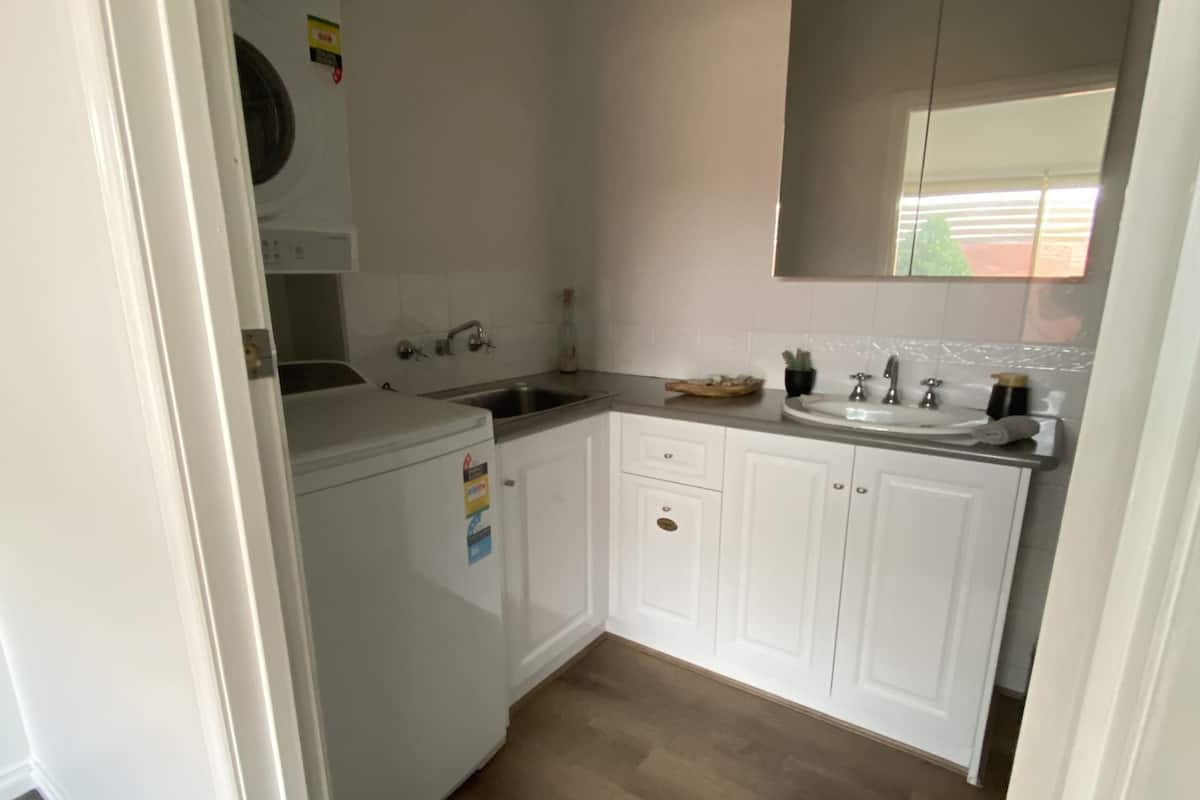 1 bedroom apartment  (unit 6) | bathroom | free toiletries, hair dryer, towels