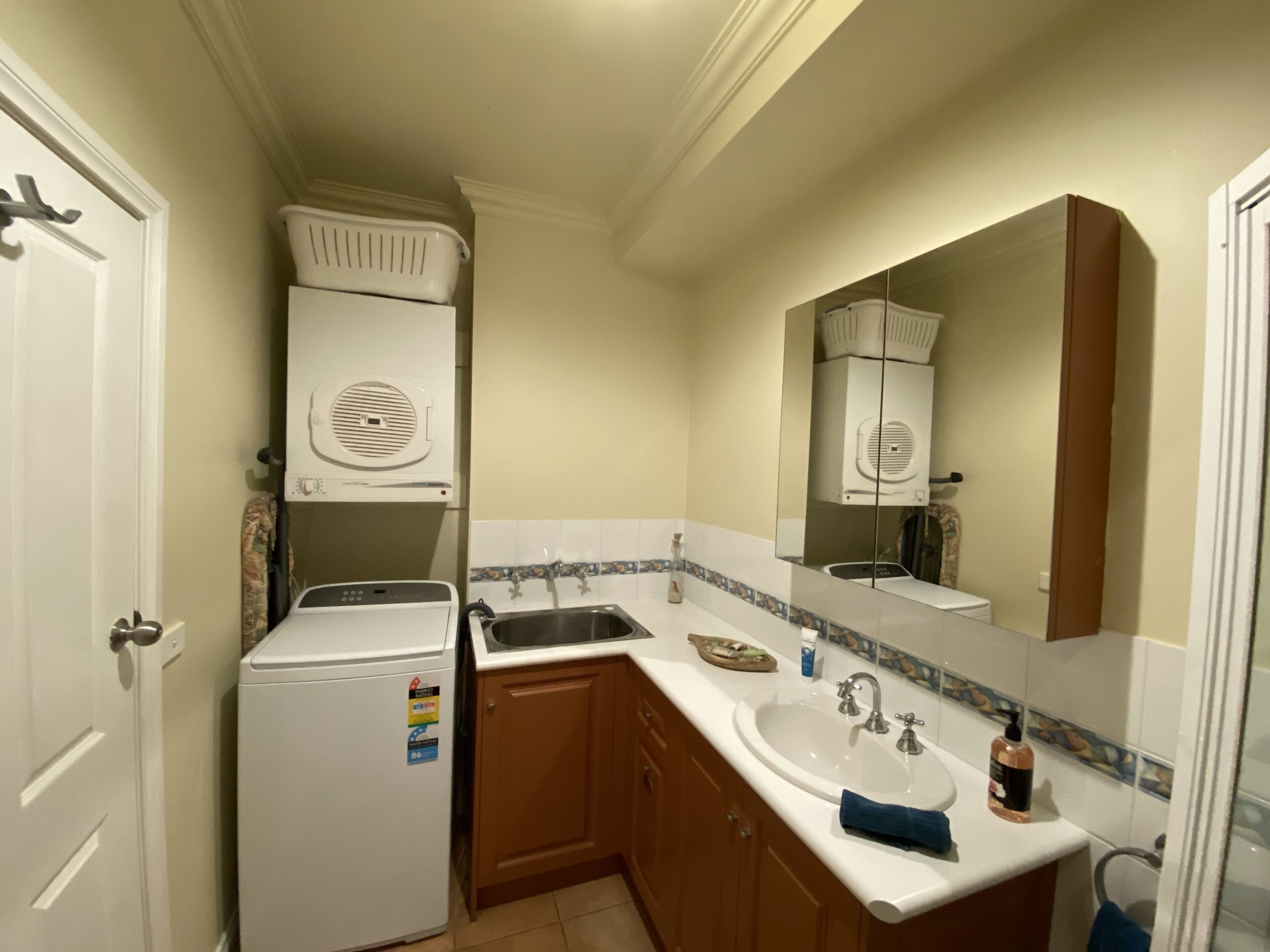 1 bedroom apartment  (unit 6) | bathroom | free toiletries, hair dryer, towels