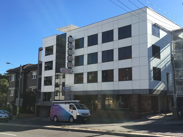 المنشأة من الخارج