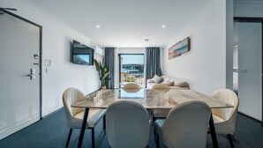 Leilighet, 2 soverom, kjøkken (Serviced Apartment) | Strykejern/-brett, wi-fi (inkludert) og sengetøy