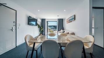 Serviced Apartment, 2 Bedrooms, Non Smoking, Kitchen | Iron/ironing board, free WiFi, bed sheets