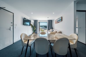Iron/ironing board, free WiFi, bed sheets - Mollymook Shored Hotel (Mollymook)