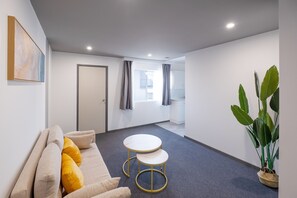 Deluxe Queen Room | Living room
