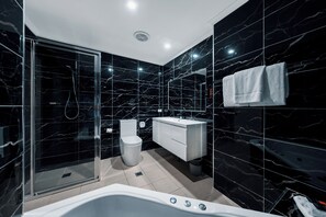 Camera Deluxe, vista oceano (King SPA) | Bagno | Doccia, asciugamani