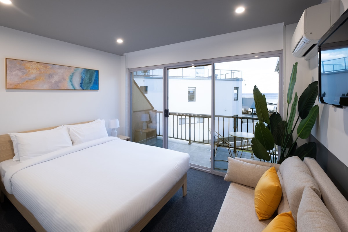 Iron/ironing board, WiFi (free), bed sheets