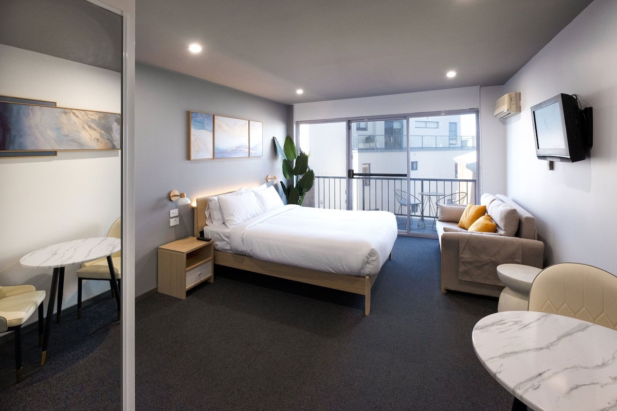 Iron/ironing board, WiFi (free), bed sheets