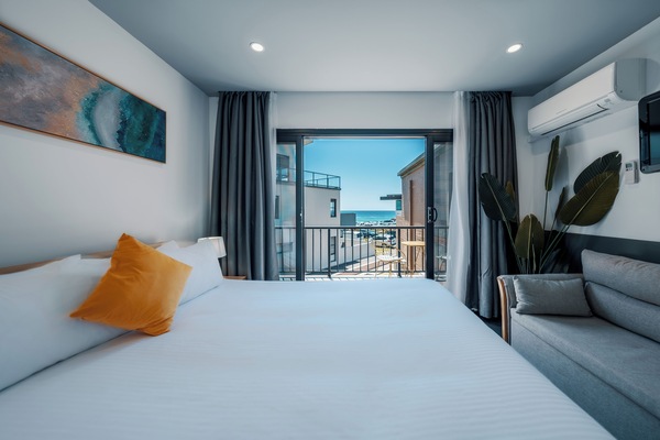 Deluxe Queen Room | Iron/ironing board, free WiFi, bed sheets
