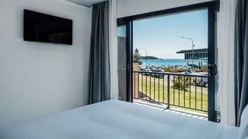 Serviced Apartment, 2 Bedrooms, Non Smoking, Kitchen | Iron/ironing board, free WiFi, bed sheets