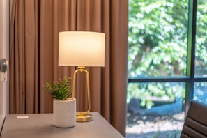 In-room safe, desk, blackout drapes, iron/ironing board - The Select Inn Penrith (Penrith)