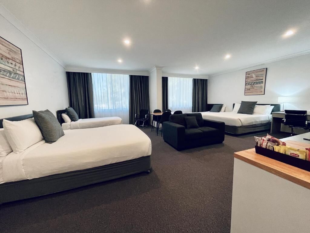 ห้องแฟมิลี่สวีท | ตู้นิรภัยในห้องพัก, โต๊ะทำงาน, ผ้าม่านกันแสง, เตารีด/โต๊ะรีดผ้า