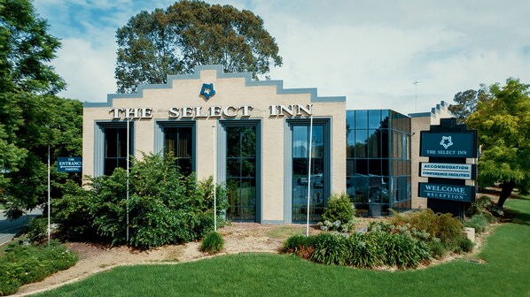 The Select Inn with a modern facade, entrance sign, and welcome reception sign.