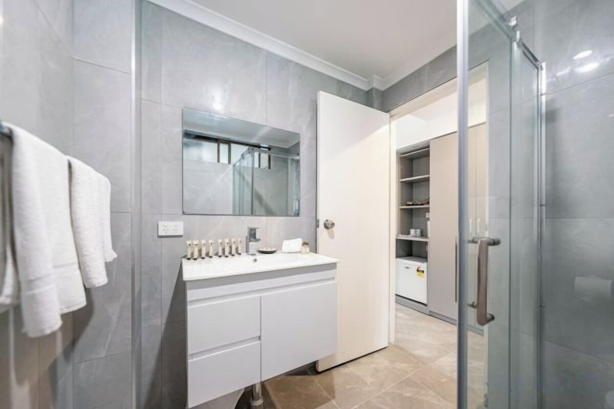 Shower, free toiletries, hair dryer, towels