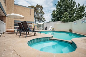 Utomhuspool och solstolar