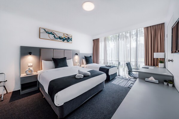 Värdeförvaringsskåp på rummet, skrivbord och mörkläggningsgardiner