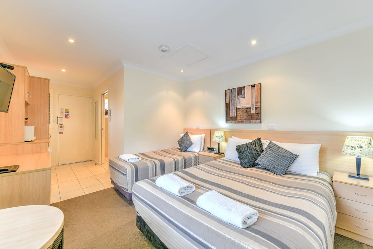 1 habitación, minibar, decoración personalizada y escritorio