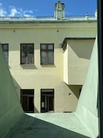 Vista de un edificio con múltiples ventanas y techo plano.