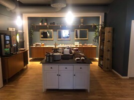 Una cocina moderna con armarios de madera, una isla central y una barra.