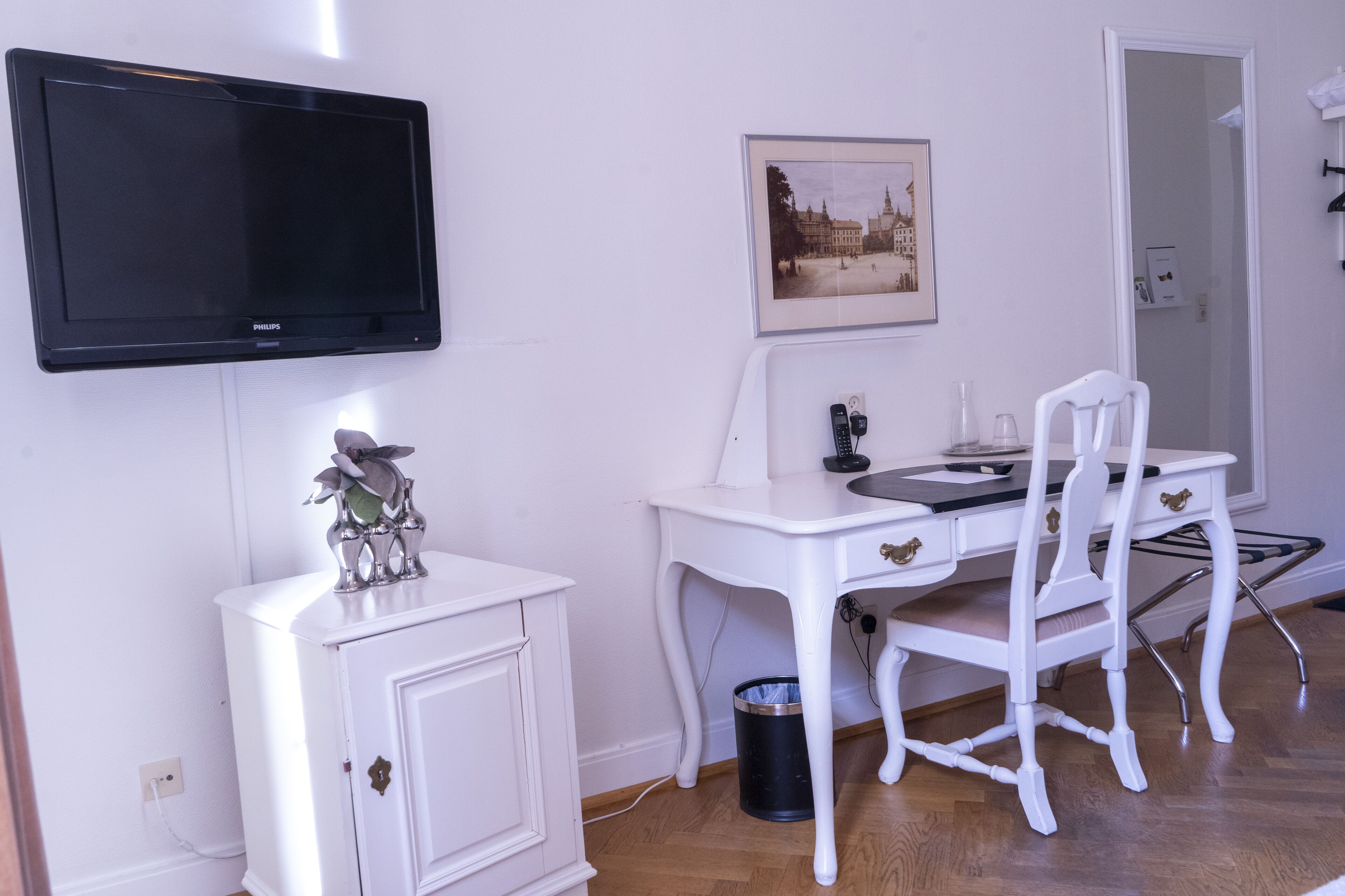 standard double room | 1 bedroom, individually decorated, individually furnished, desk