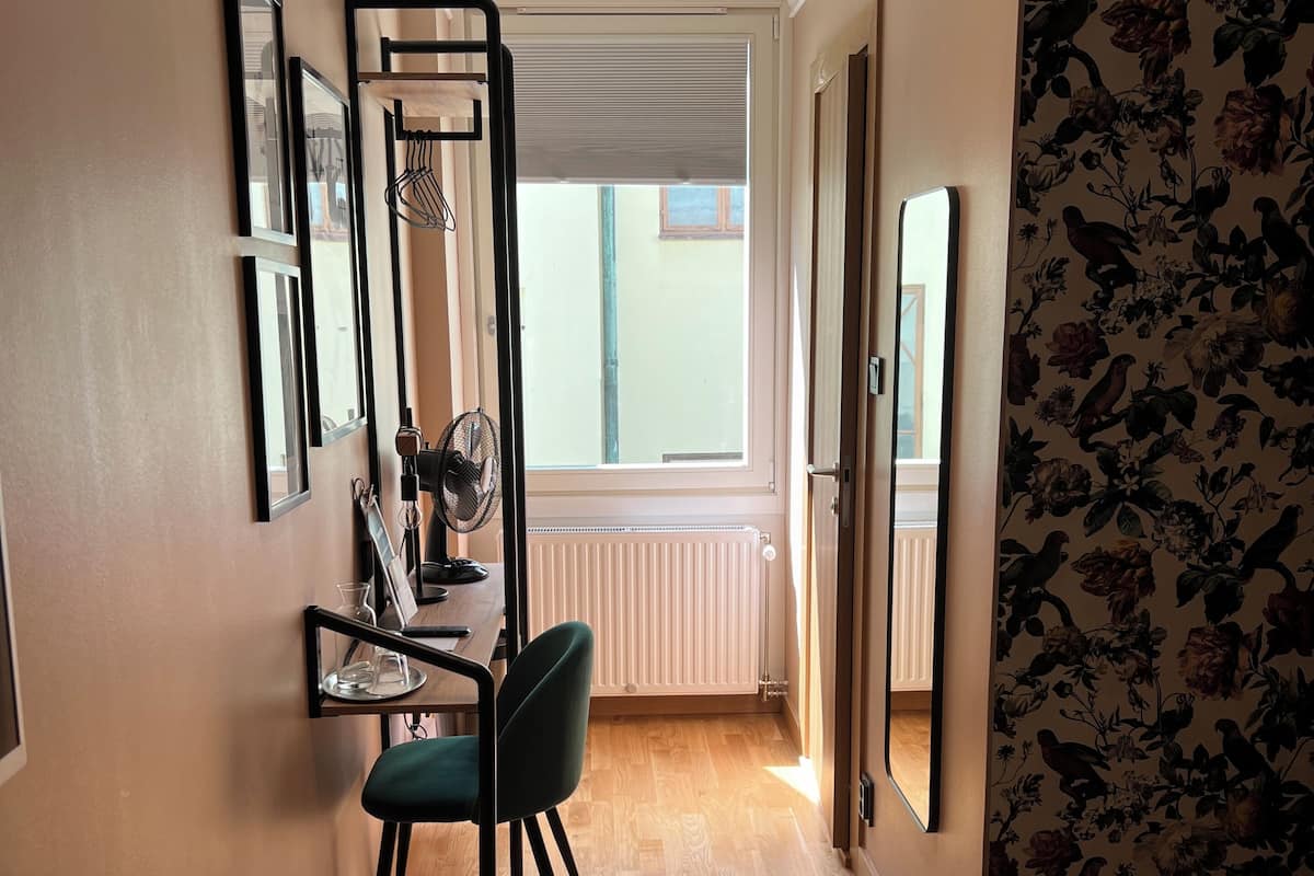 Basic dubbelrum | Individuell inredning, unika möbler, skrivbord och mörklÀggningsgardiner