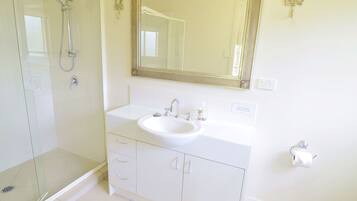 Kabin Mewah, 1 Tempat Tidur Queen, dapur kecil (1brm Studio) | Kamar mandi | Perlengkapan mandi gratis, pengering rambut,  dan handuk