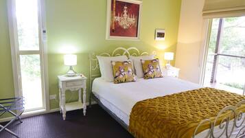 Kabin Mewah, 1 Tempat Tidur Queen, dapur kecil (1brm Studio) | Setrika/meja setrika, Wi-Fi gratis, dan seprai linen