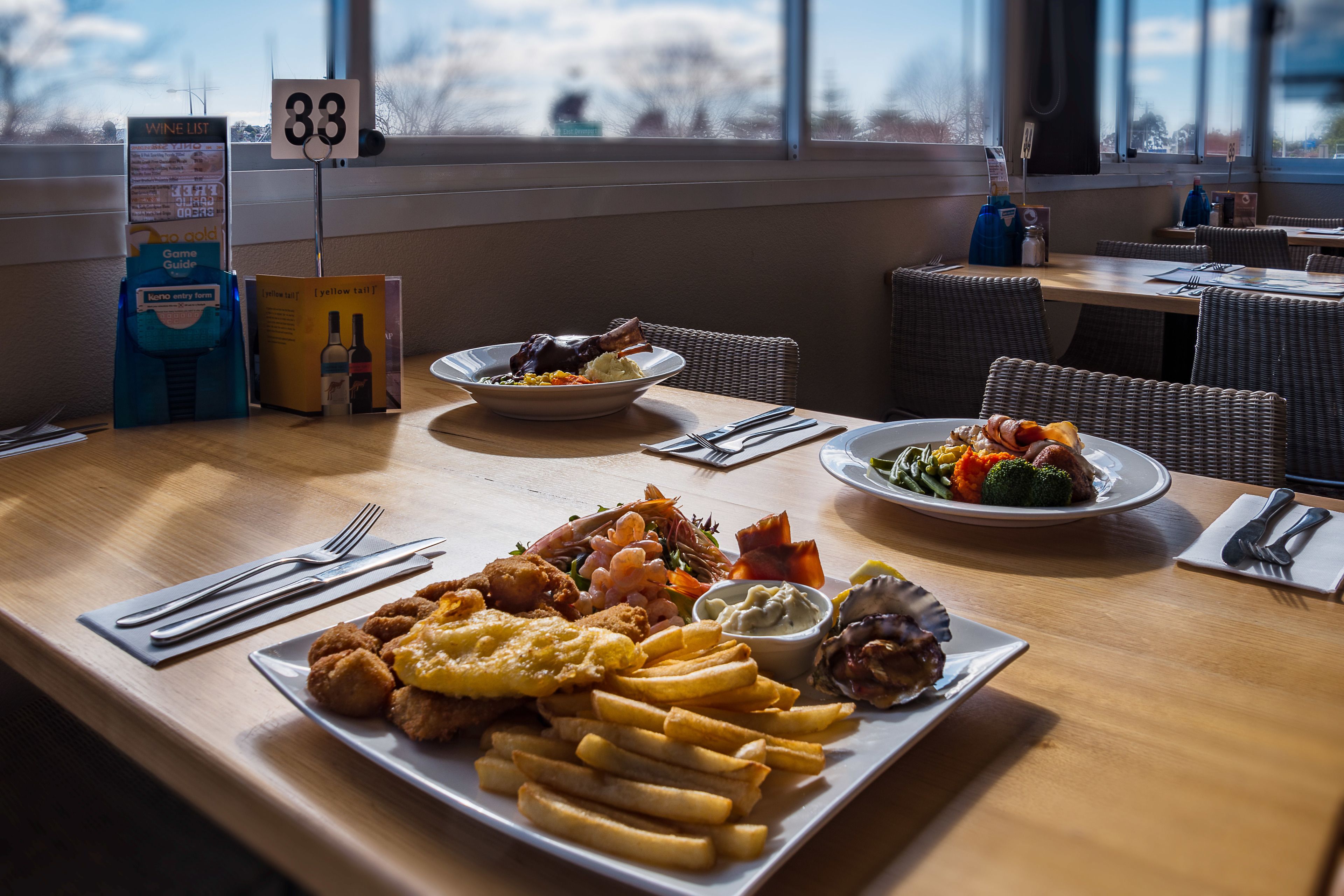Petit déjeuner, déjeuner et dîner servis sur place