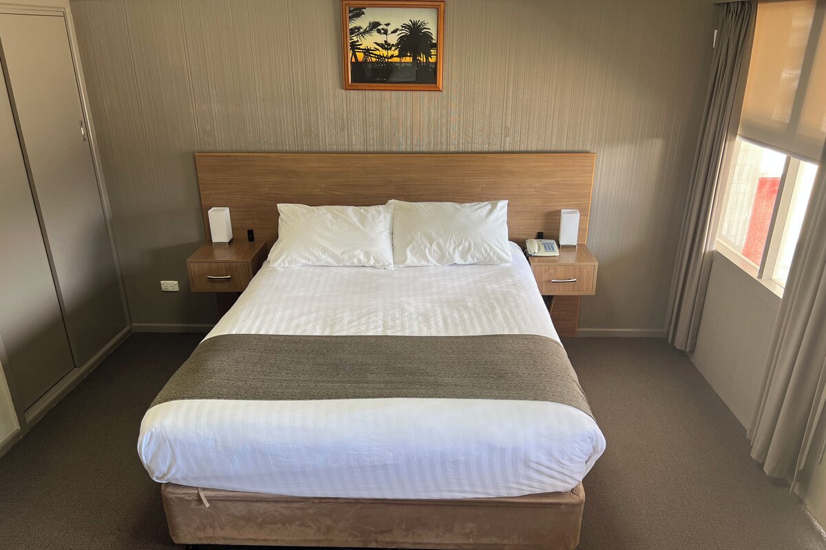 Quarto standard, 1 cama Queen | Escrivaninha, ferros/tábuas de passar roupa, Wi-Fi de cortesia
