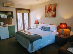 Executive Queen Spa | Individually decorated, individually furnished, iron/ironing board - Adamsons Riverside Accommodation (Margaret River)