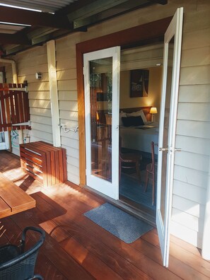 King Courtyard | Individually decorated, individually furnished, iron/ironing board - Adamsons Riverside Accommodation (Margaret River)