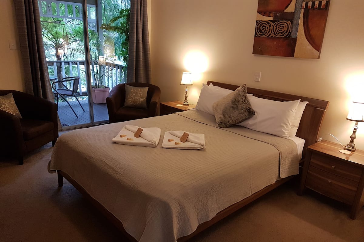 Standardzimmer, 1 Queen-Bett, Balkon | Individuell dekoriert, individuell eingerichtet, Bügeleisen/Bügelbrett
