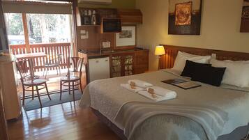 King Courtyard | Individually decorated, individually furnished, iron/ironing board