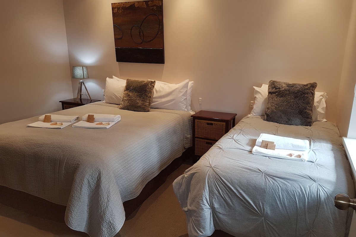 Deluxe-Apartment, 2 Schlafzimmer | Individuell dekoriert, individuell eingerichtet, Bügeleisen/Bügelbrett